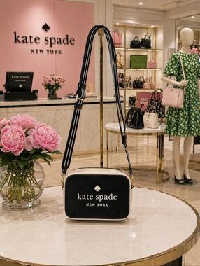 Kate Spade New York Oh Snap Mini Camera Bag Crossbody. 